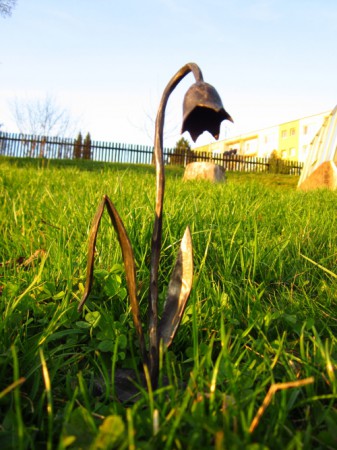 Kovaná bledule, na podstavci, výška 18 cm.